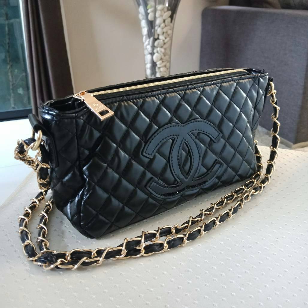 New Arrival 2018!!! Chanel Cosmetic Cluth Bag With Chain กระเป๋าทรงสวยหรู อะไหล่ทองจาก Chanel Cosmetic Counter VIP Gift วัสดุหนังสังเคราะห์ PU เต็มใบ เปิดปิดด้วยซิปปั้มหัวซิปแบรนด์ ซับในสกรีนโลโก้ ภายในกว้างใส่กระเป๋าสตางค์ใบยาว iphone เครื่องสำอาง มาพร้อ