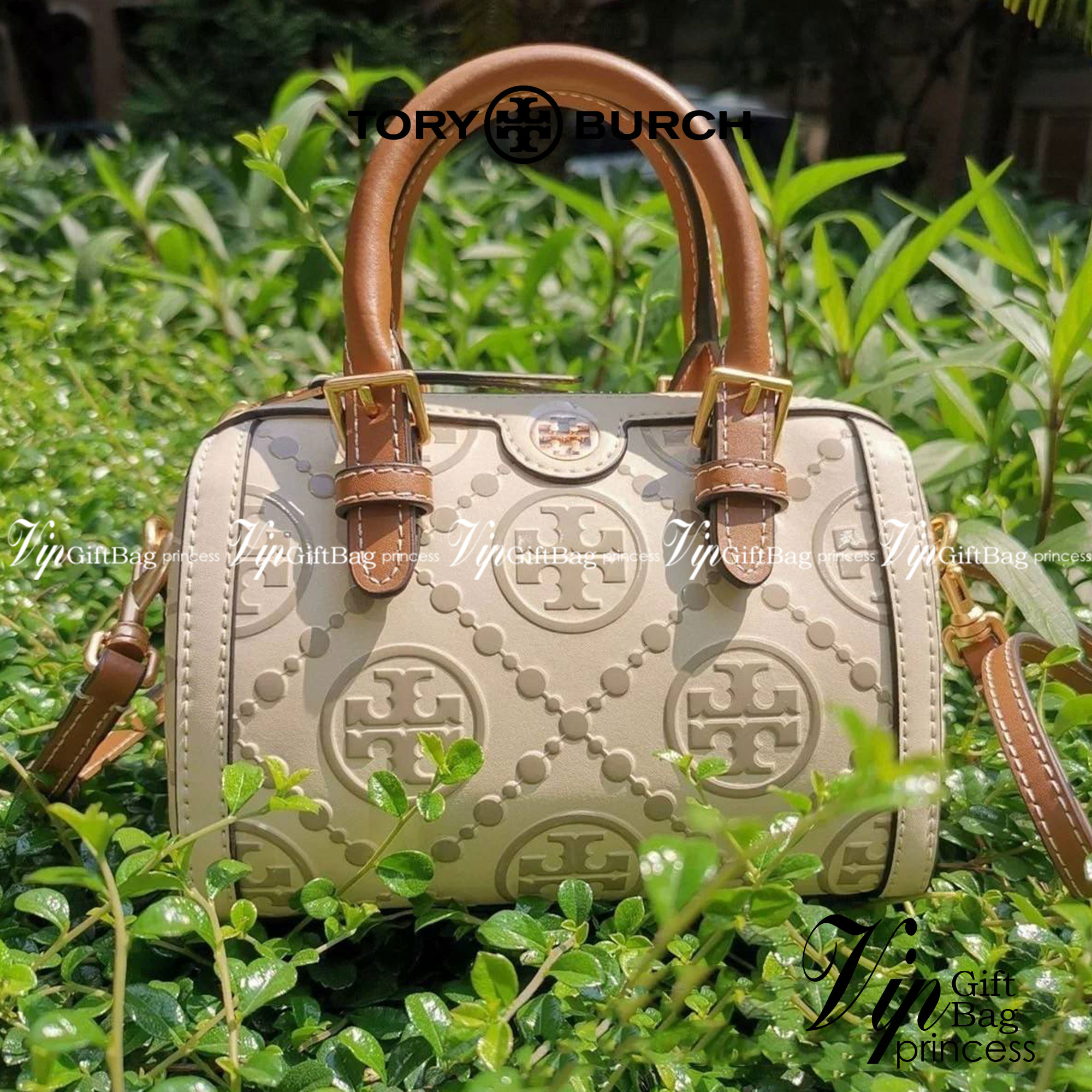 Tory Burch T-Monogram Mini Embossed Wine Bucket Bag / Tory Burch Mini Bucket กระเป๋าถือหรือสะพายไหล่ ทรงหมอนขนาดเล็ก ประดับด้วยลวดลายอันเป็นสัญลักษณ์ของแบรนด์ ถูกประดิษขึ้นด้วยความพิถีพิถันวัสดุหนังอย่างดี ด้านในบุด้วยหนังไมโครซูแอคเนื้อนุ่มทำความสะอาดง่า