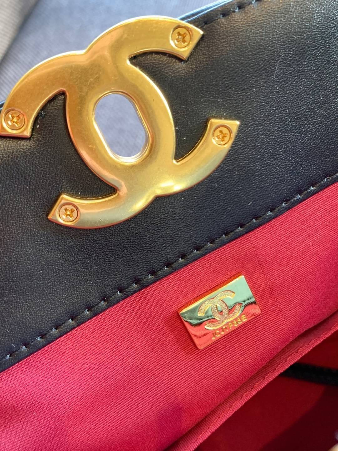 CHANEL SHOPPING BAG พร้อมส่ง ใหม่ล่าสุด และที่สุดของที่สุด กระเป๋าหนังแกะสังเคราะห์อย่างดี ใบใหญ่ 📌หนังนุ่มมากๆ ลายนวม หนังมีความลื่นเงาค่ะ 🌟โดดเด่นด้วยโลโก้แบรนด์และสายสะพายไหล่ใช้โลหะอย่างดีแถมสวยและหรูมากๆเลย ภายในกระเป๋ากว้างใส่สัมภาระ