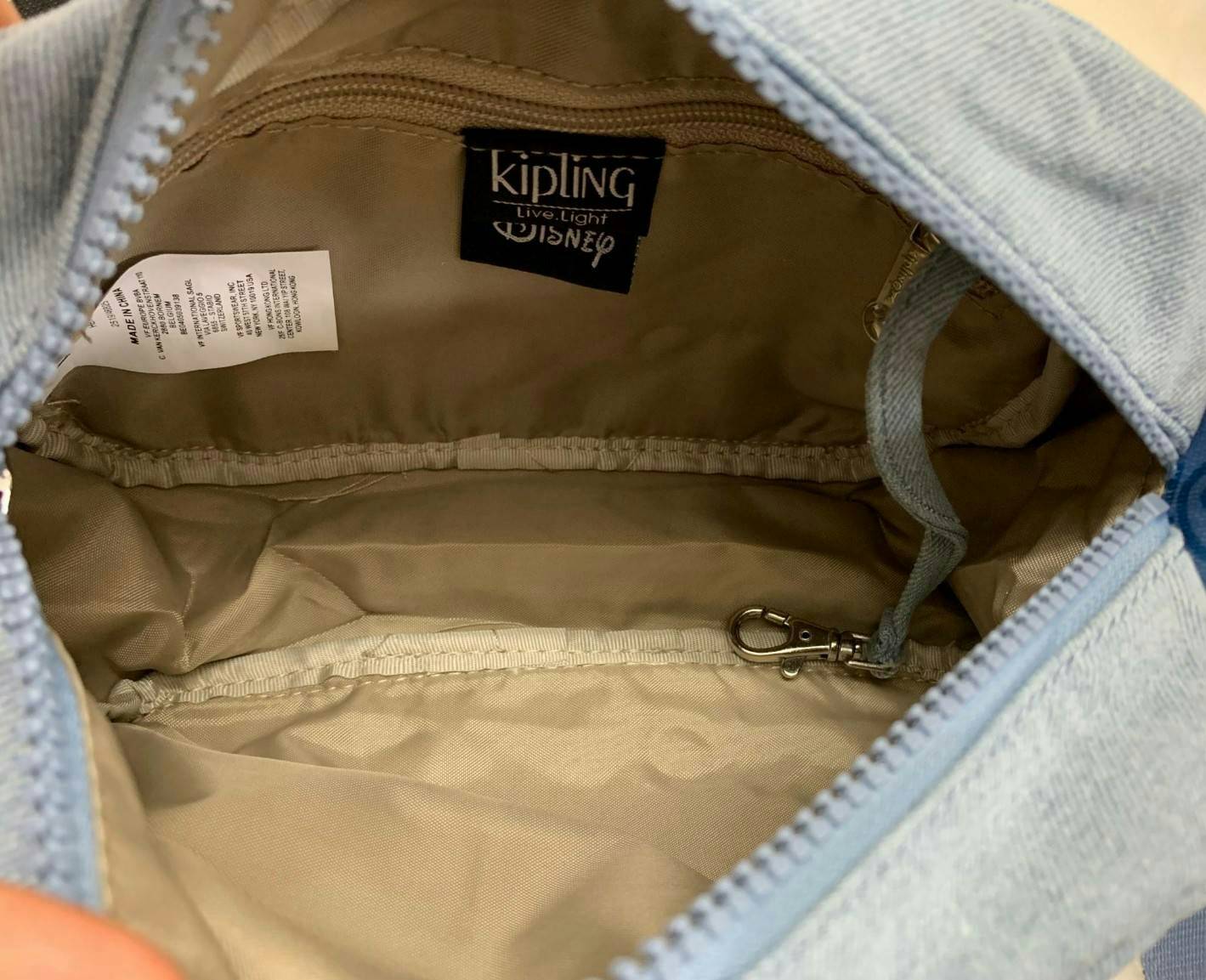 Kipling Mickey Plus Veni Crossbody Bag >>kipling factory oem HK ✔️1ในคอลเลคชั่น 90 ปี มิคกี้เม้าส์ ค่ะ ✔️พร้อมส่งที่ไทย ไม่ต้องรอพรี !! ✔️กระเป๋าสะพายครอสบอดี้ร์//สะพายข้าง ใบขนาดกำลังดี น่าใช้มากๆค่ะ ✔️แต่ละสี แต่ละลาย ว