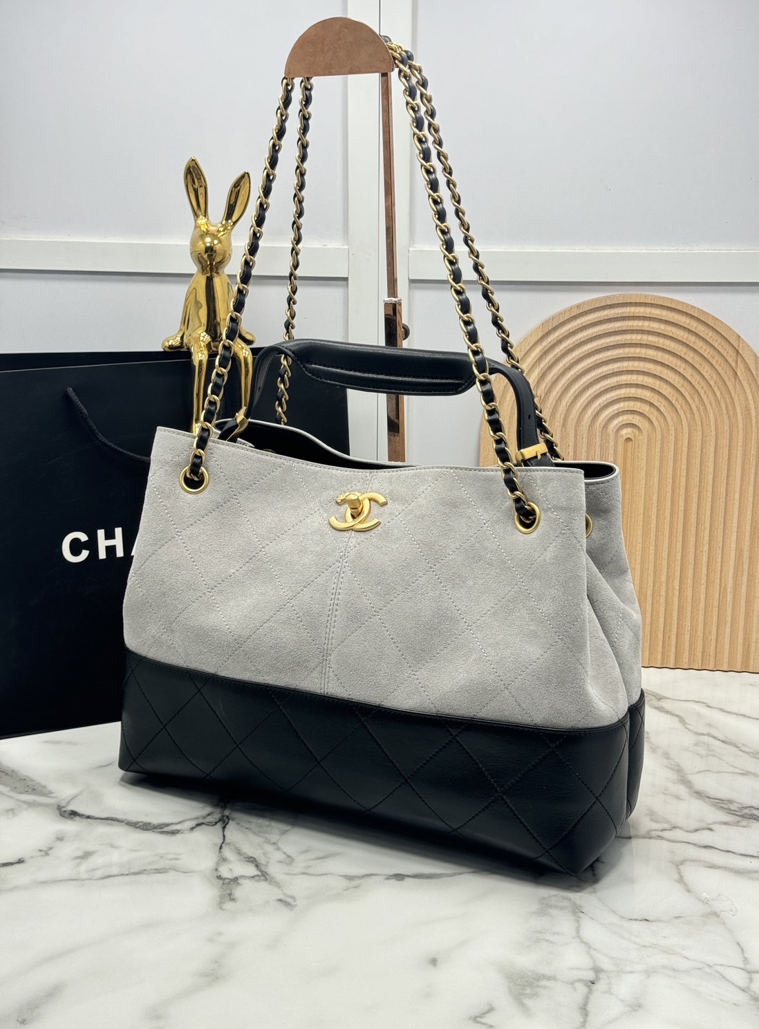 ORI หนังแท้ | CHANEL Shopping Bag 25A Suede Bag กระเป๋าช้อปปิ้งทรงโท้ทหนังกลับสีทูโทน ในคอล Métiers Dart 2024/25 ดีไซน์ใหม่หนังกำมะหยี่โทนเทา ใช้งานง่าย สวยหรูดูแพง