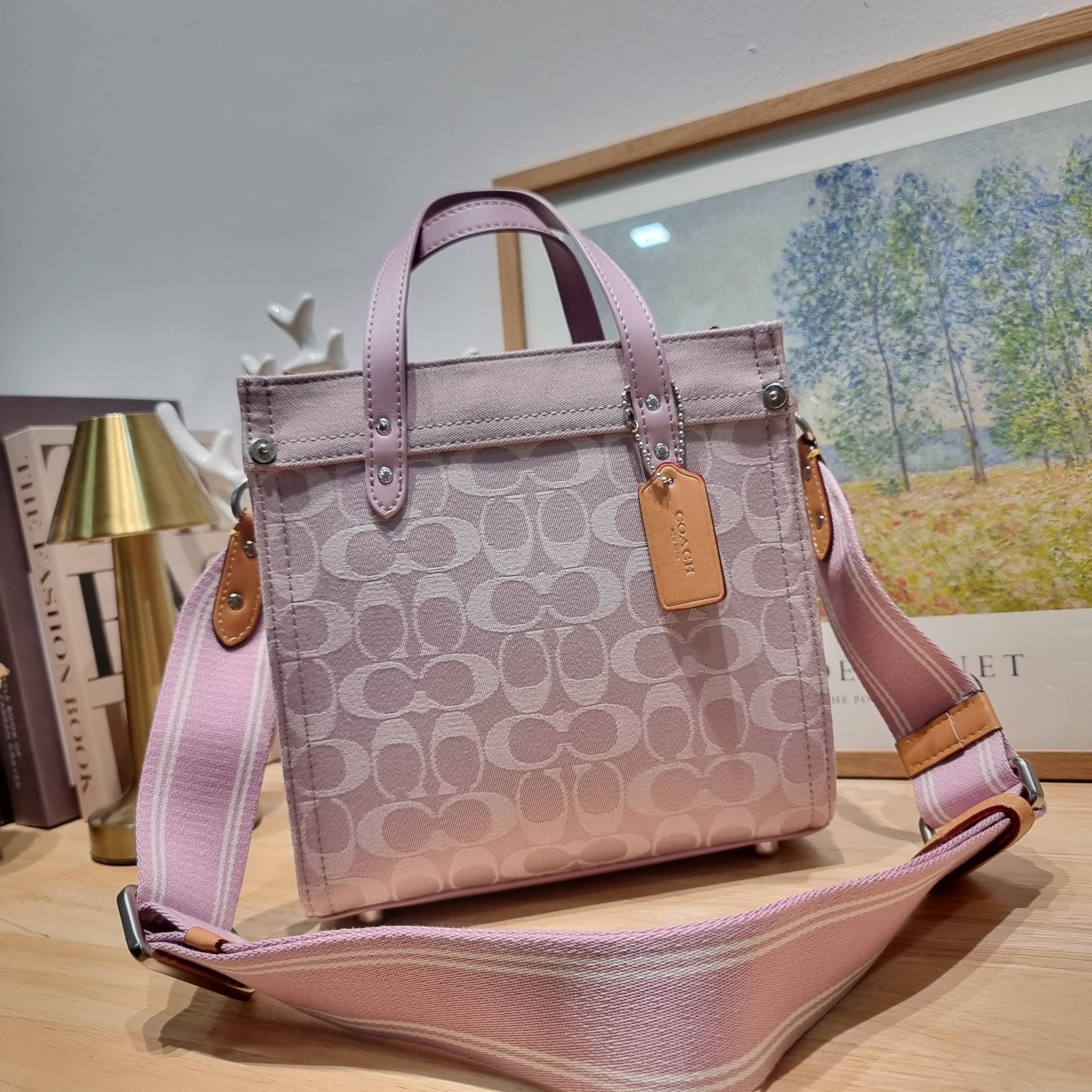 COACH FIELD TOTE 22 IN SIGNATURE DENIM / CJ853 คอลเลคชั่นใหม่ พร้อมสีใหม่ยังไม่เข้าไทย ให้ทุกคนได้มีสวยก่อนใครไปเลย!! กับกระเป๋าทรงโท้ท ไซส์กำลังสวย