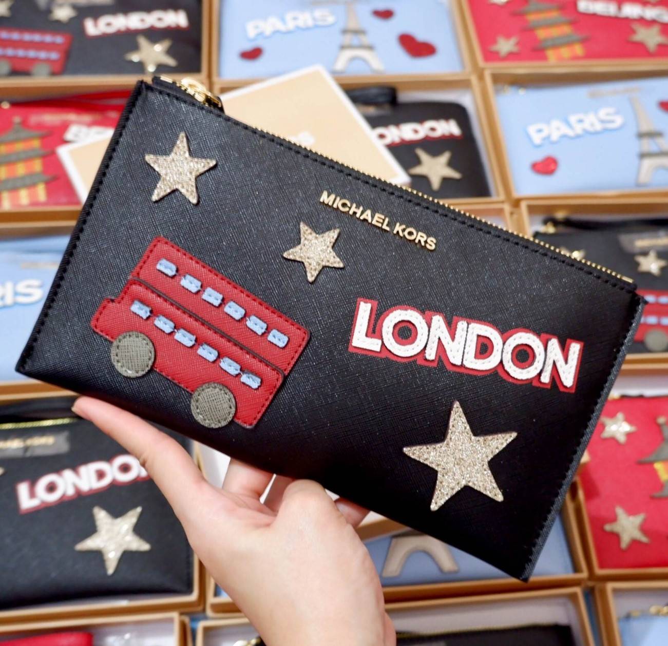 Michael Kors Clutch Bag 2018 New arrival! กระเป๋าคลัชรุ่นใหม่:ขนาดกำลังดี วัสดุลายหนังลาย Saffiano ด้านหน้าประดับโลโก้แบรนด์ อะไหล่ทอง แต่ง pattern งานปัก 3vมิติ สวยโดดเด่น เปิดปิด ด้วยซิป ด้านในมีช่องเล็ก และช่องใส่บัตร พร้อมสายคล้องข้อมือ ใส่กระเป๋าสตาง