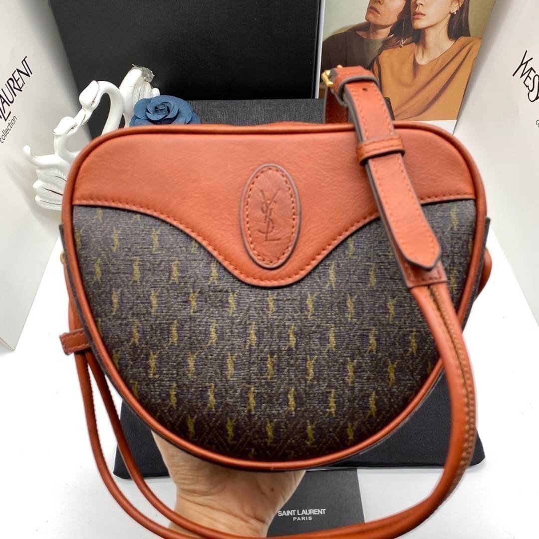 ORI SAINT LAURENT Leather-Trimmed Monogrammed Coated-Canvas Messenger Bag / YSL Messenger Bag เกรดออริจินอล หนังแท้ ใช้งานต่างประเทศได้ ภาพถ่ายจากงานขายจริง กระเป๋าสะพายสไตล์วินเทจ งานหนังแท้สวย โทนสีผู้ดีมากค่ะ ภายในโล่งจะสะพายไหล่ CROSSBODY ก็ดูดี สินค้