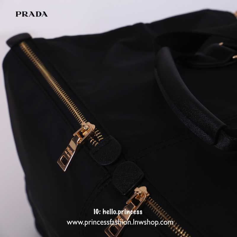 PRADA TESSUTO NYLON TRAVEL BAG สินค้า Premium gift จากเค้าเตอร์แบรนด์ต่างประเทศ รุ่น Limited edition แท้💯 กระเป๋าเดินทาง/ ฟิตเนส ดีไซน์เกร์ๆ สวยๆ ตามแบบฉบับแบรนด์ วัสดุผ้าไนล่อน เนื้อหนา คุณภาพดี อะไหล่ทองสวยหรู ดูแพง รุ่นนี้ถือหรือ สะพายไหล่ จะได