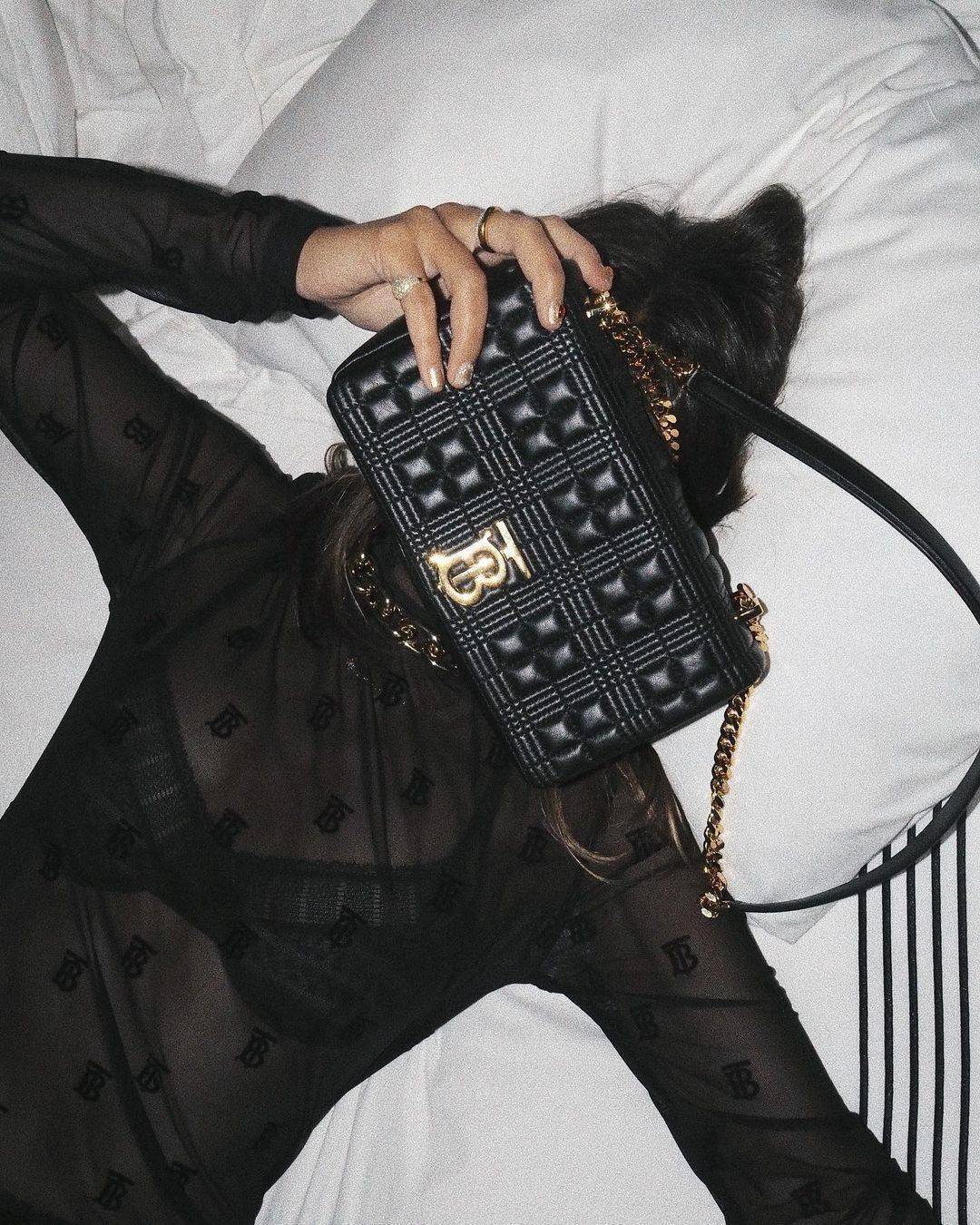 Rare items! รุ่นนี้ที่รอคอย BURBERRY FRAGRANCES QUITED LAMBSKIN BAG หนังแท้ Lambskin นิ่มสวยหรูดูดี เปิดปิดด้วยฝาปิดสัญลักษณ์รูปตัวB ภายในโล่งกว้าง ใส่มือถือ กระเป๋าสตางค์ได้ มาพร้อมสายสะพายโซ่ทองต่อหนังรองบ่าสามารถซ้อนสายสั้นสะพายไหล่ได้ หรือใช้สายยาว Cr