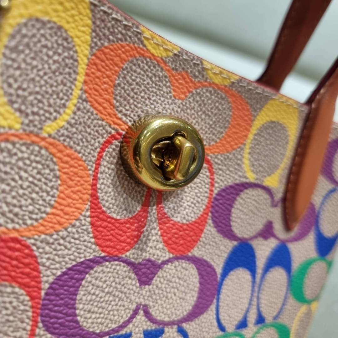 COACH CA102 WILLOW TOTE 24 IN RAINBOW SIGNATURE CANVAS ไปให้สุดกับความเลิศของลวดลายสายรุ้ง ที่แต่งแต้มลงบนกระเป๋าทรงโท้ท ไซส์กำลังสวย พกพาได้สะดวก มีตัวบิดล็อคที่ปากกระเป๋าด้านหนึ่ง และกระดุมแม่เหล็กอีกด้านหนึ่ง ภายในโล่งกว้าง เก็บของได้เป็นสัดส่วนไปเลย ม