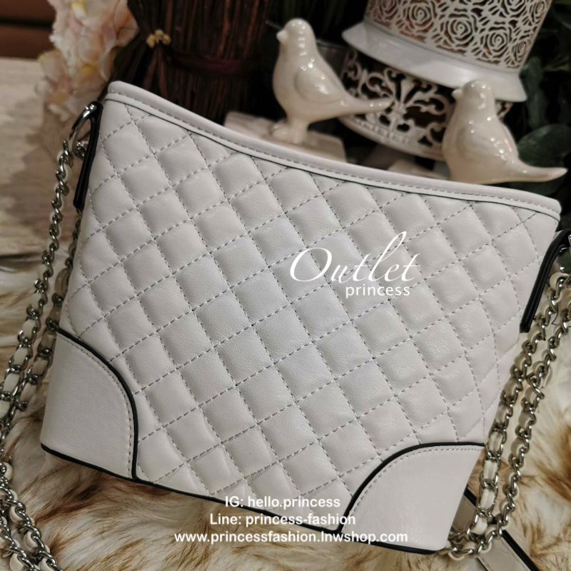 Guess Woman Factory Crossbody Bag กระเป๋าสะพายรุ่นใหม่ดีไซน์สวยหรูคลาสสิคจาก GUESS FACTORY วัสดุหนังเเกะสังเคราะห์เนื้อหนานิ่มลายตาราง เปิดปิดด้วยซิปสะดวกใช้ ด้านหน้ามีโลโก้ ภายในมีโลโก้ช่องใส่ของ และช่องซิป ใส่กระเป๋าสตางค์ใบยาว ของใช้ได้จุ มาพร้อมสายสะพ
