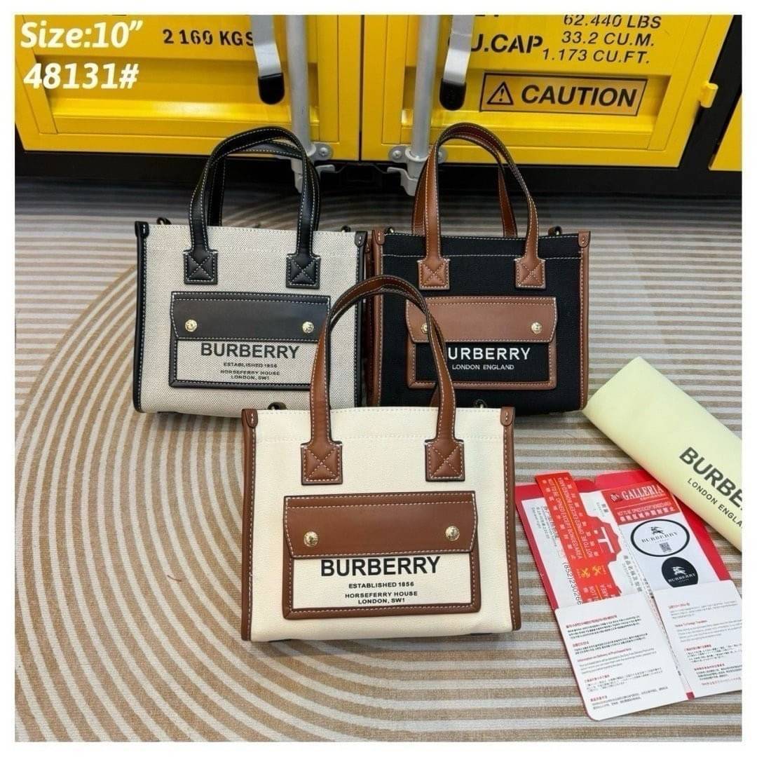 Burberry Freya Canvas Tote Bag Small กระเป๋าสะพายทรงโท้ทใบเล็กกะทัดรัดใช้งานง่าย ดีไซน์ทรงเหลี่ยมสวยอยู่ทรง ด้านหน้ามีช่องใส่ของ ภายในโล่งกว้างจุ หูจับหนังถนัดมือ