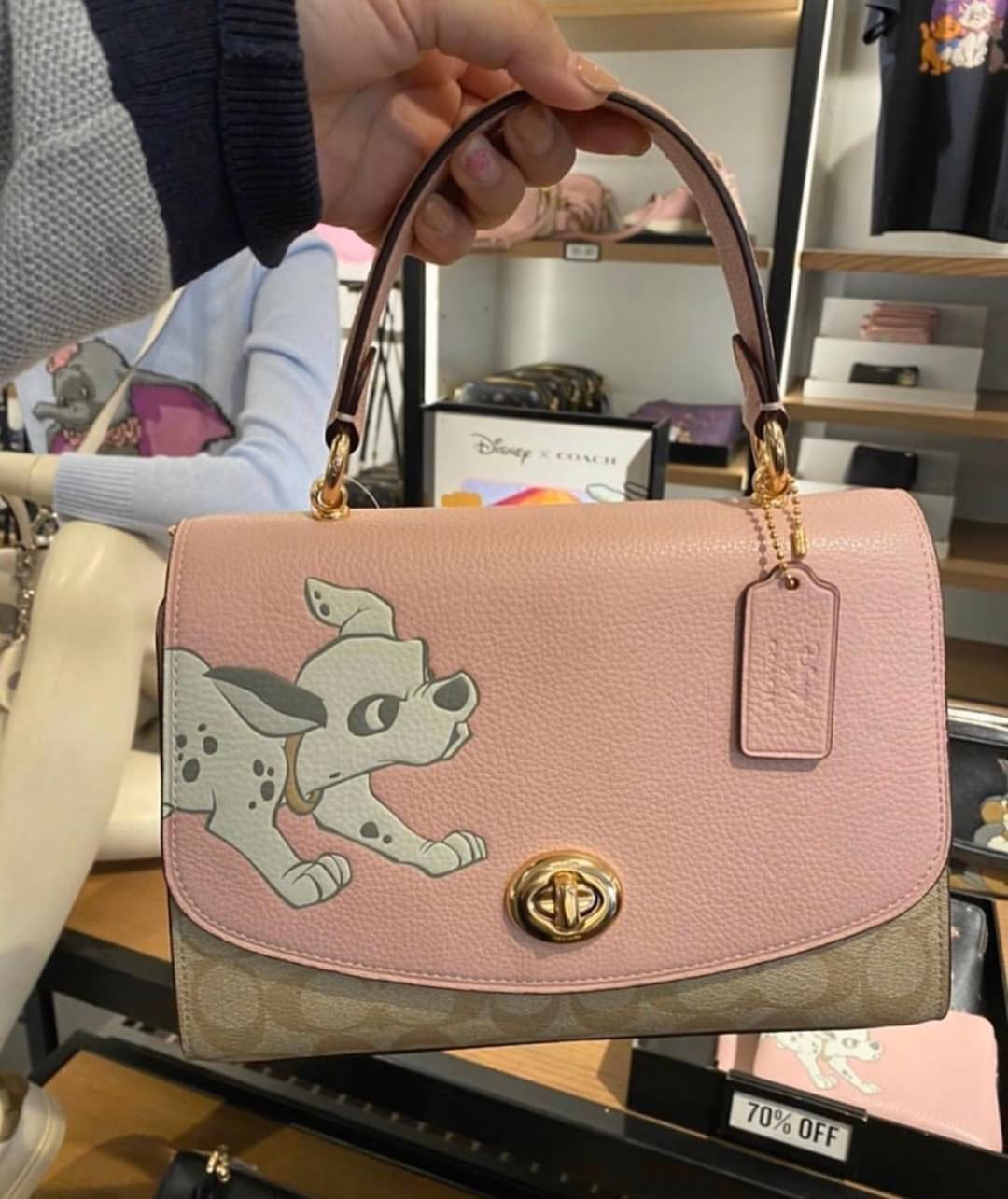 Coach Disney X Tilly Top Handle In Signature with Dalmatian Blossom/Light Khaki Multi Coated Canvas Satchel กระเป๋าถือและสะพายข้างรุ่นลิมิเตด คอลเลคชั่น Disney น่ารักมากค่ะ ใส่กระเป๋าสตางค์ใบยาวได้