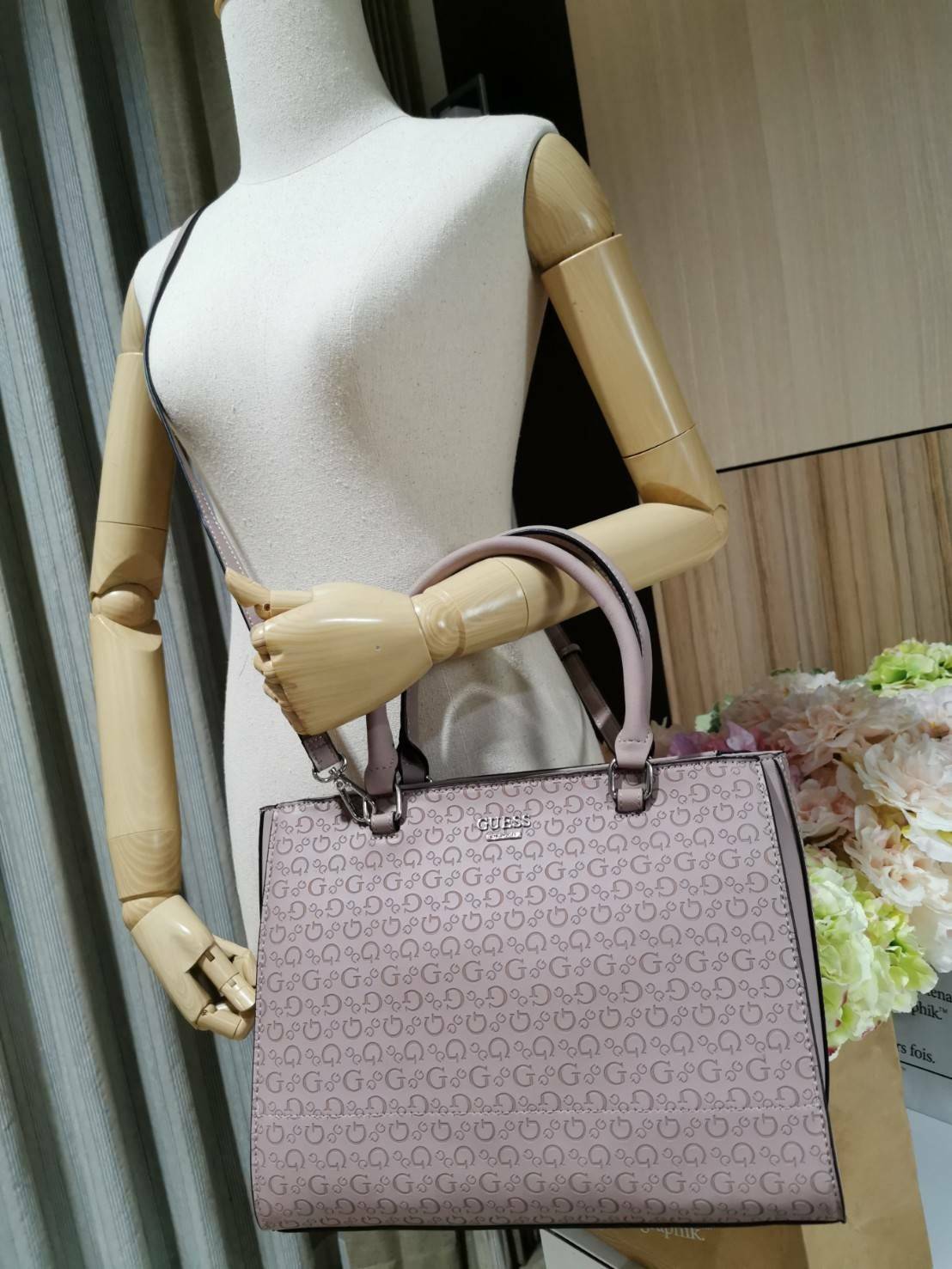 GUESS SINGNATURE SHOPPER BAG กระเป๋าถือหรือสะพายรุ่นล่าสุดจาก GUESS FACTORY หนังสวยอยู่ทรงปั้มลาย Singnature Brand รอบใบ ด้านหน้าประดับโลโก้แบรนด์ หูหิ้วเเข็งเเรงพับลงได้ เปิดปิดด้วยซิปสะดวกใช้ ขนาดกำลังดี ภายในมีช่องซิปและช่องใส่ของ กว้างและจุ น้ำหนักเบา