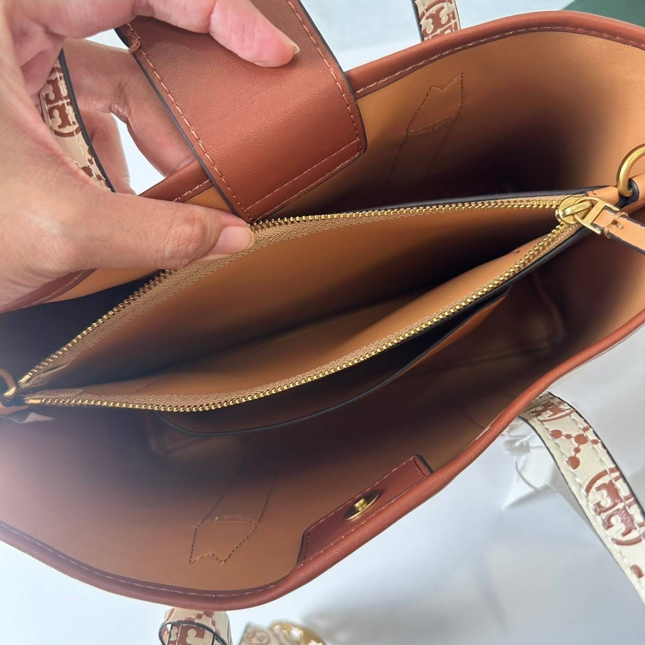 TORY BURCH small Perry canvas tote bag กระเป๋าคล้องแขนและสะพายไหล่ทรงโท้ท คอลเลคชั่นใหม่ล่าสุด สวยหรูลุคคุณนาย