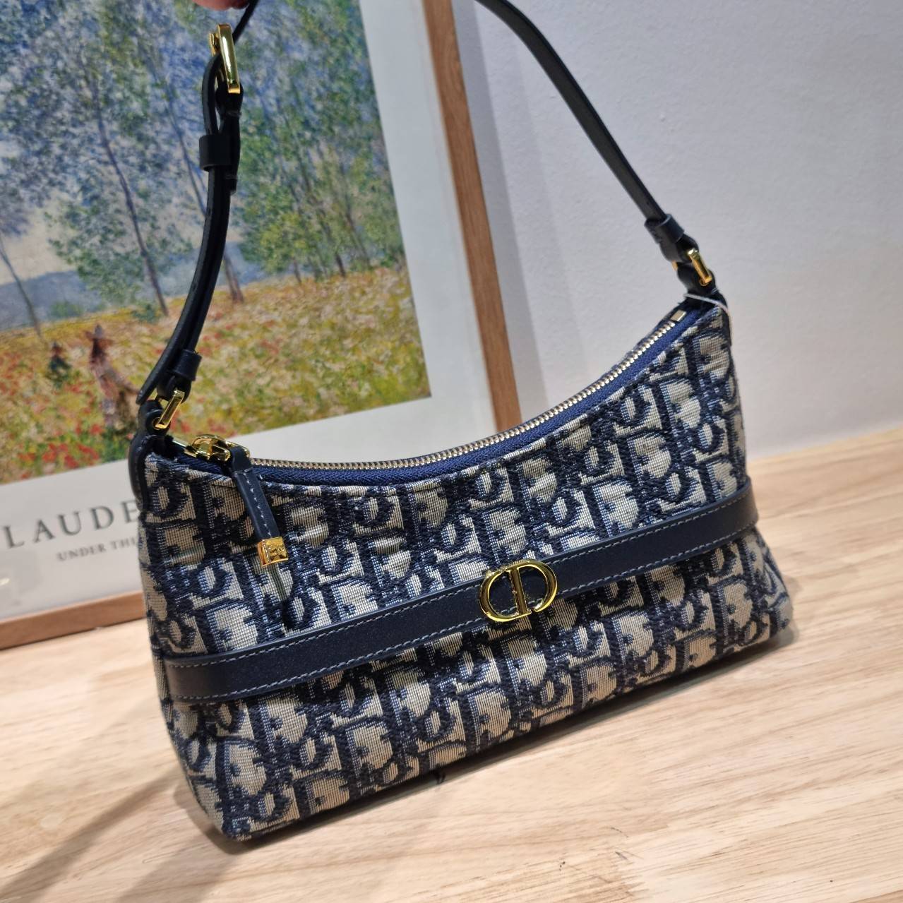 DIOR 30 MONTAIGNE CIGALE MINI BAG ใหม่ล่าสุด กับกระเป๋าสะพายโฮโบมินิไซส์ ที่ไม่ได้เล็กอย่างที่คิด เพราะใบนี้สามารถใส่ของสำคัญได้ครบ ดีไซน์สวยคลาสสิค เรียบแต่โก้ น้อยแต่หรูหรา ใช้งานด้วยซิปรูดใช้งานง่าย