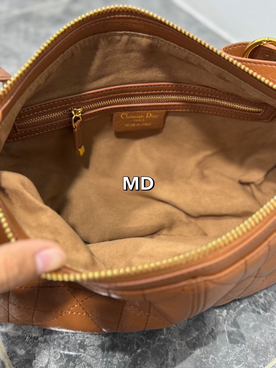 Dior Medium D-Journey Bag 35cm กระเป๋าสะพายนิยามใหม่ดีไซน์ทันสมัย โดดเด่นด้วยรูปทรงโฮโบที่มาพร้อมกับดีไซน์ที่นุ่มนวลและทันสมัย ดีเทลดูดีมีกิมมิคในตัว ภายในโล่งกว้าง