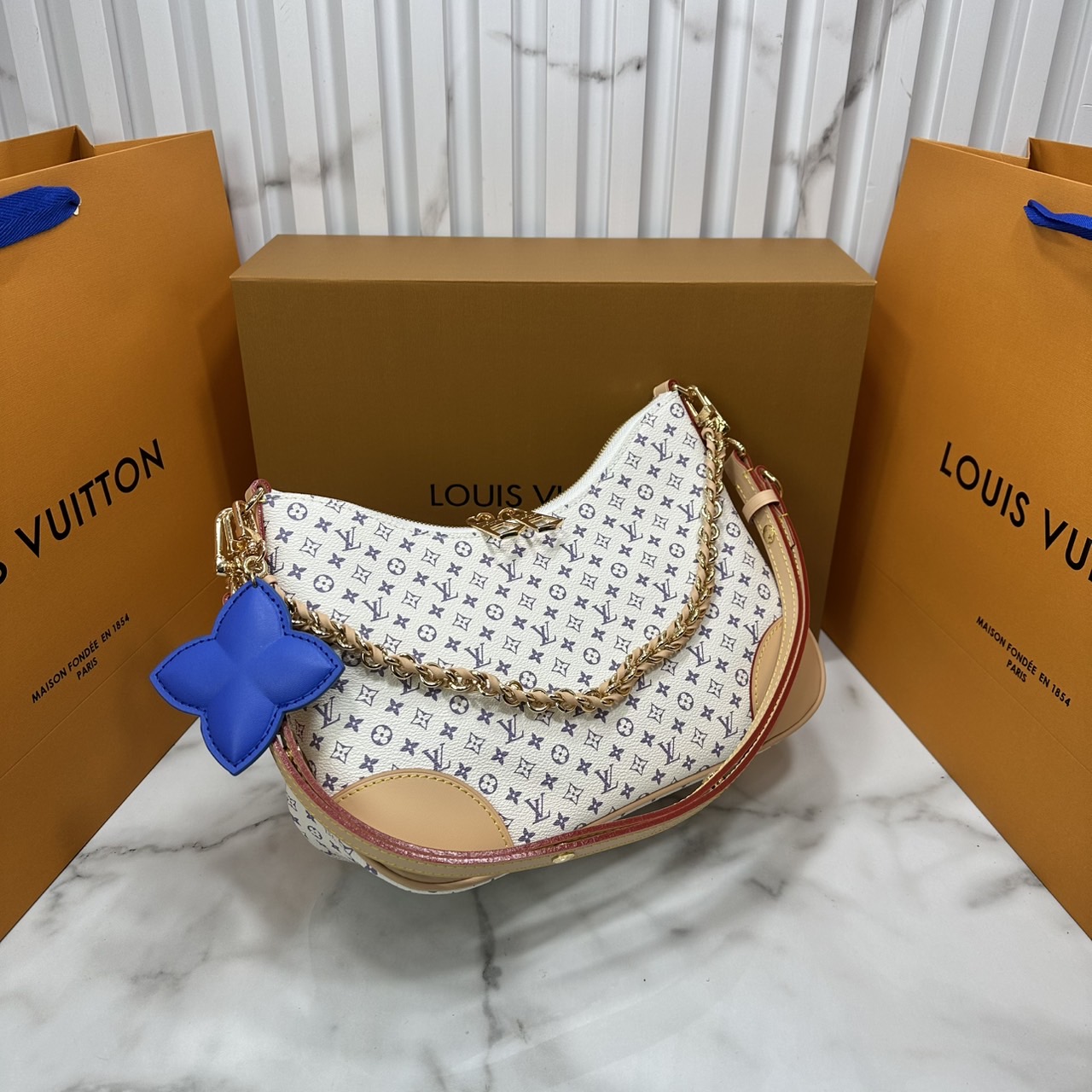 ORI หนังแท้ | LV Boulogne PM bag กระเป๋าสะพายทรงโฮโบ ดีไซน์อเนกประสงค์จาก Monogram แคนวาสคลาสสิก มีสายสะพายแบบถอดออกได้ เลือกสะพายเฉียง สะพายไหล่แบบสายยาว หรือสะพายไหล่แบบสายสั้นได้ตามต้องการ เมื่อถอดสายออก