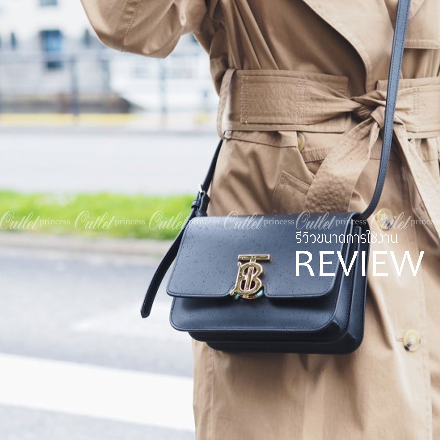 BURBERRY FRAGRANCES CROSSBODY BAG VIP GIFT WITH PURCHASE (GWP) กระเป๋าสะพายพรีเมี่ยมกิ๊ฟ Limited Edition จากน้ำหอม BURBERRY DUTY FREE วัสดุ Calfskin หนังเรียบสวยอยู่ทรงดีไซน์ยอดนิยมประดับโลโก้แบรนด์ทองด้านหน้า เปิดปิดด้วยฝาปิดสัญลักษณ์ตัวB ภายในมีช่องแบ่ง