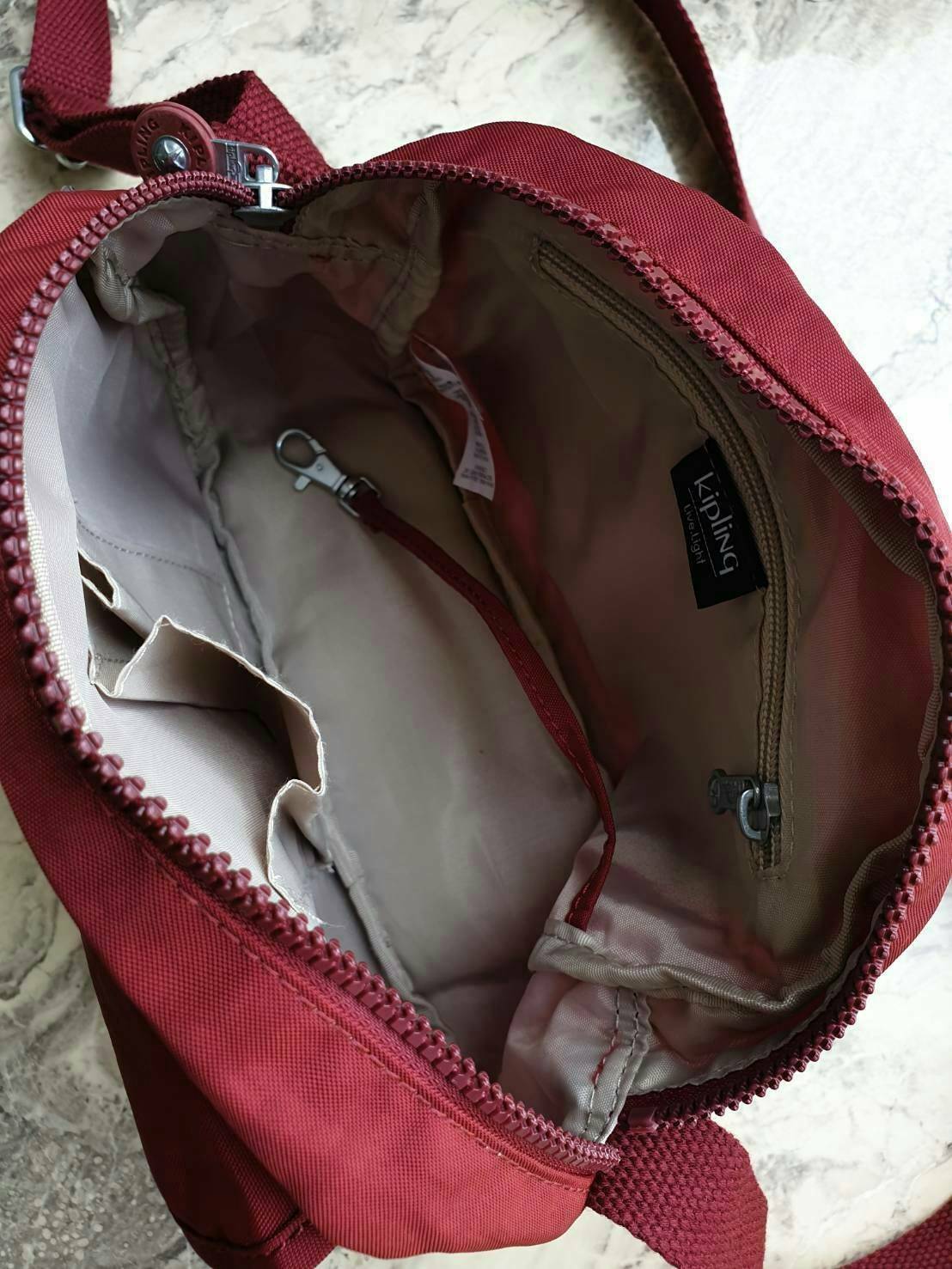 Kipling nylon shoulder bag รุ่น ( K15313 ) >>พร้อมส่งค่ะกระเป๋าสะพายข้างรุ่นใหม่ล่าสุด วัสดุไนล่อน กันน้ำ บุด้วยนวมที่ฐานกระเป๋าเพิ่มความนุ่ม >>รูปทรงสวย ขนาดกระทัดรัด มีช่องกระเป๋าด้านหน้าใส่ของจุกจิกหนึ่งช่อง >>มีช่องซิปหลักนะค่ะ ด้านใ