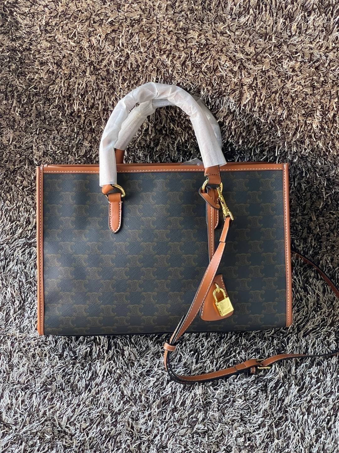 Celine Horizontal Cabas In Triomphe Canvas / Celine tote bag สายชอบพกของเยอะ ต้องหยิบของในกระเป๋าบ่อย รุ่นนี้ก็เป็นอีกตัวเลือกที่น่าสนใจค่ะ เพราะนอกจากจะจุของได้เยอะแล้วดีไซน์ยังเรียบสวยมีกลิ่นอายความวินเทจ อีกทั้งขนาดกระเป๋าใหญ่กำลังดีไม่เกะกะ เคลื่อนไหว