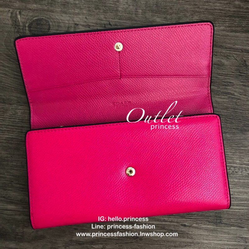 Coach signature ling wallet กระเป๋าสตางค์ใบยาว เปิด - ปิดกระเป๋าแบบกระดุม ภายในมีช่องใส่บัตร ธนบัตร และช่องซิปใส่เหรียญ ด้านหลังมีอีกช่อง 1 ช่อง พร้อมที่ใส่บัตร ถอดแยกใช้ได้ค่ะ