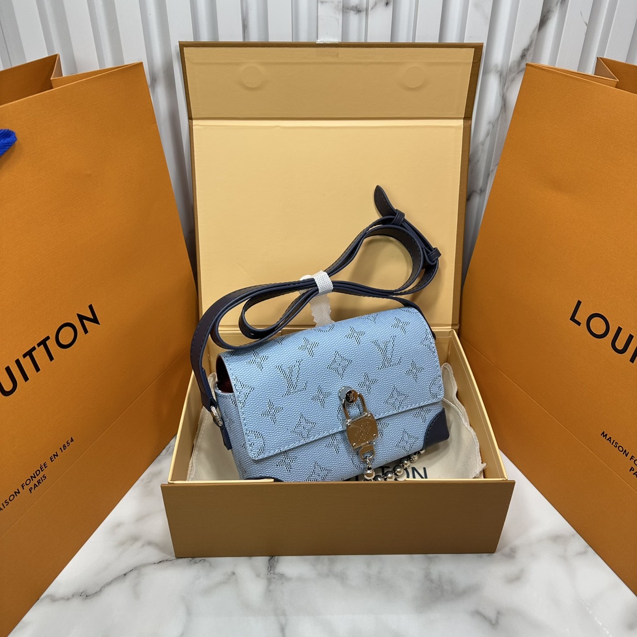 ORI หนังแท้ | LV Steamer crossbody bag Monogram Canvas / LV Trunk Bag กระเป๋าสะพาย กระเป๋าสตางค์แบบสะพายรุ่น Steamer รังสรรค์จาก Monogram แคนวาส แต่งขอบหนัง Aged Natural และฮาร์ดแวร์สีทอง