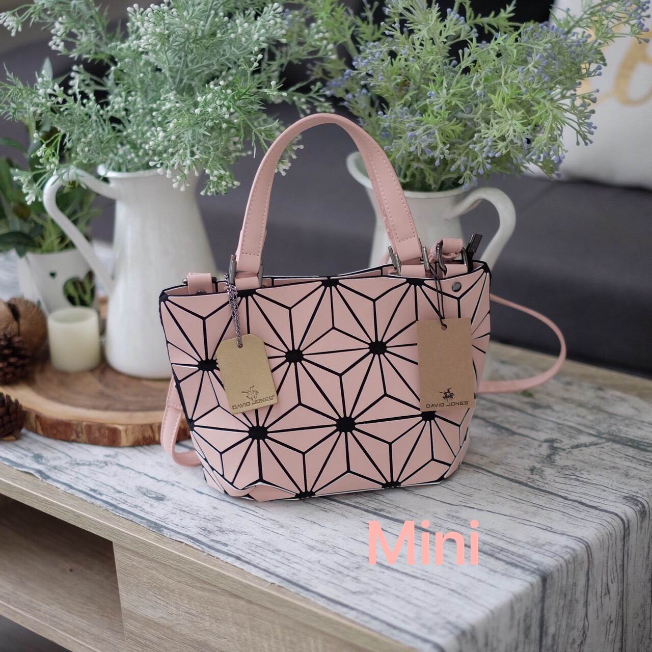 New Collection ka ' Matte Color ' ✨✨ สีด้าน มีให้เลือกถึง 4 สี 🍭🍭แถมยังลาย Limited edition หายาก 👍ปรับทรงได้ 2 แบบ น่ารักมาก จากแบรนด์ David Jones กระเป๋าสะพายข้างดีไซน์เกร๋มาก สีสวยหรูมาก ขนาดกะลังดีเลย น้ำ