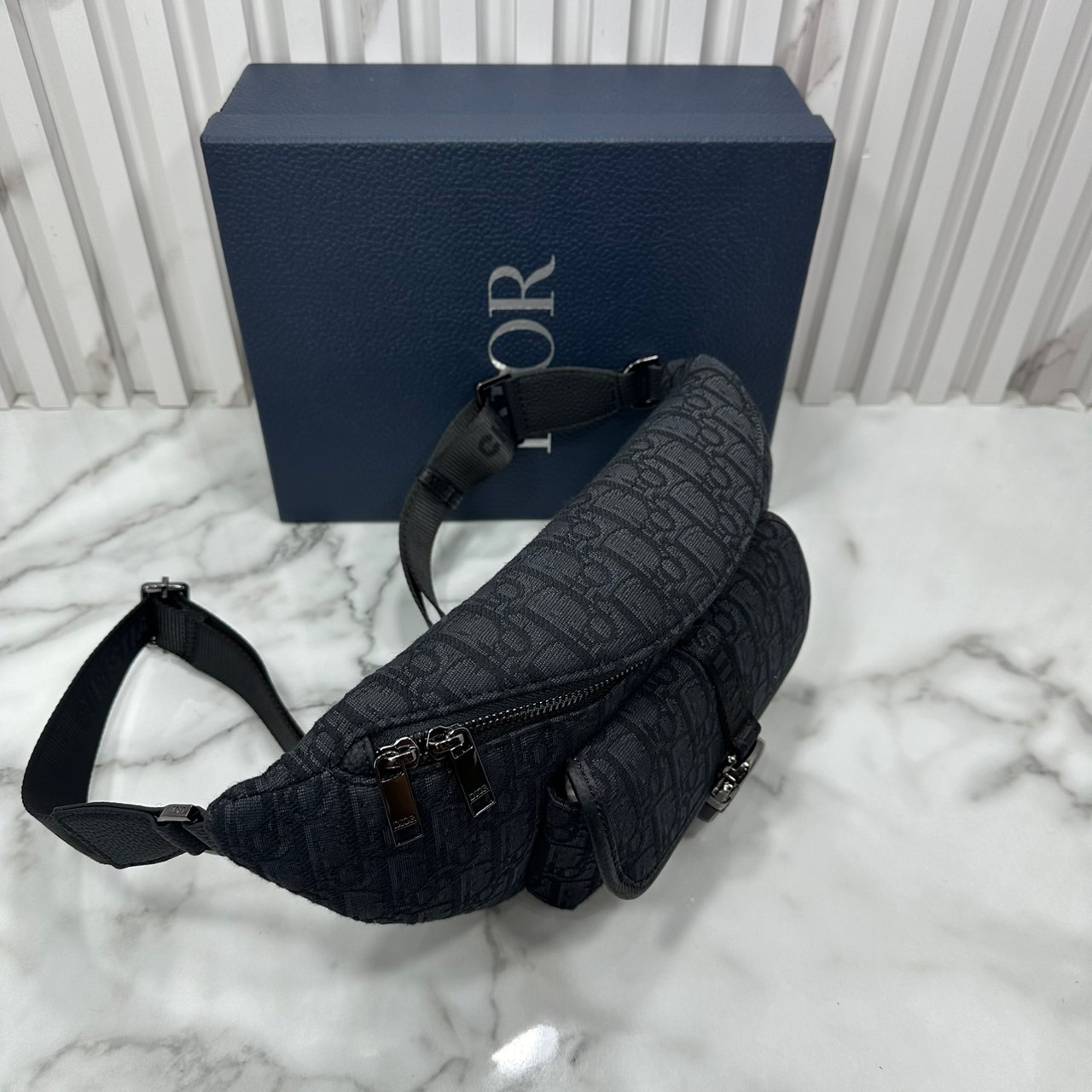 DIOR 8 waist bag Oblique jacquard fabric กระเป๋าสะพายคาดอก เอกลักษณ์ทอผ้าแจ็คการ์ดอย่างดี สวยสง่างามเหนือกาลเวลา มีไว้ไม่มีเอาท์ ท่านชายควรมีมากค่ะ