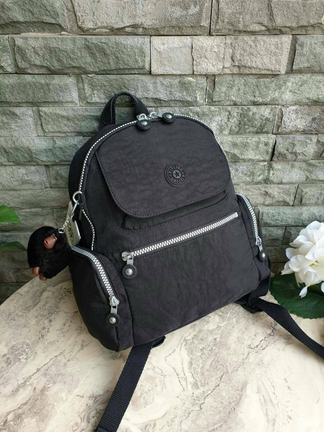 Kipling Matta Small Metallic Backpack รุ่น KI1490 คอลเลคชั่นใหม่ชนช้อป!!กระเป๋าเป้ขนาดกำลังดี วัสดุไนล่อนเคลือบกันน้ำ มีน้ำหนักเบา มีช่องเก็บของหลายช่อง แบ่งเป็นช่องด้านหน้า 2 ช่องและด้านข้างอีก 2 ช่อง ช่องใหญ่ปิดเปิดด้วยซิปคู่ภายในมีช่องซิป ช่องใส่ของจุก