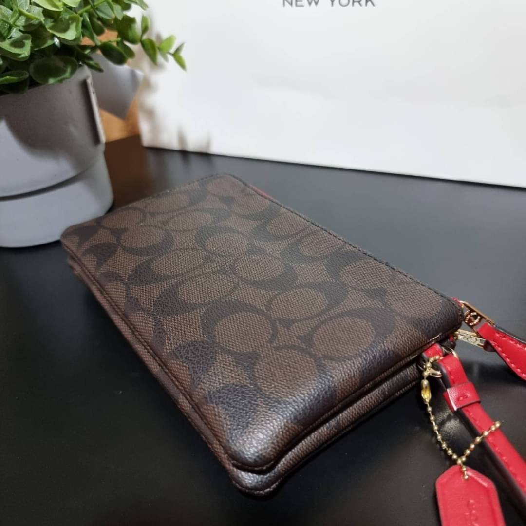 COACH F87591 DOUBLE CORNER ZIP WALLET IN SIGNATURE COATED CANVAS คล้องมือรุ่น 2 ซิป!! มาแล้วจ้า 🌟🤗 ไซส์นี้คือเหมาะมือจริงๆ พกง่ายเช่นเคย ไม่ต้องกังวลว่าจะเกะกะหรือกินพื้นที่กระเป๋าหลัก วัสดุหนังแคนวาสเคลือบลาย มีช่องหลักแยก 2 ช่อง ภายในบุผ