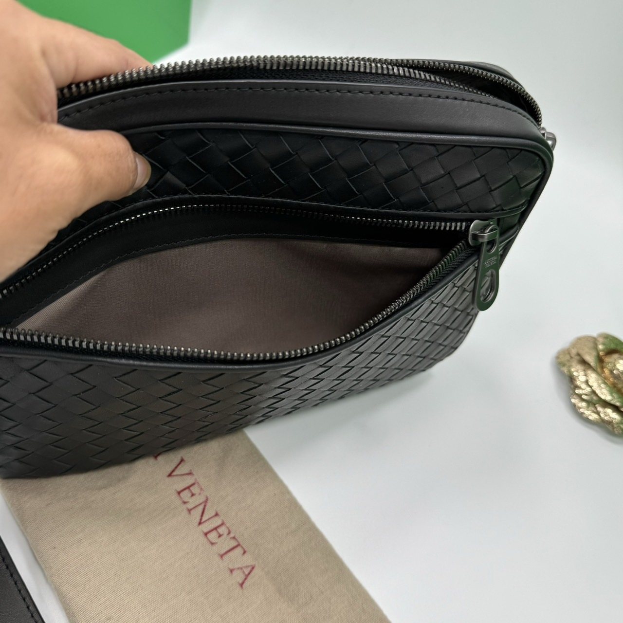 BOTTEGA Clutch Bag / BOTTEGA Intrecciato Pouch With Wristlet กระเป๋าทรงพอช/คลัช มีสายคล้องมือ เท่คลาสสิก ดีไซส์สานเป็นเอกลักษณ์ everyday look เอาใจหนุ่มๆ