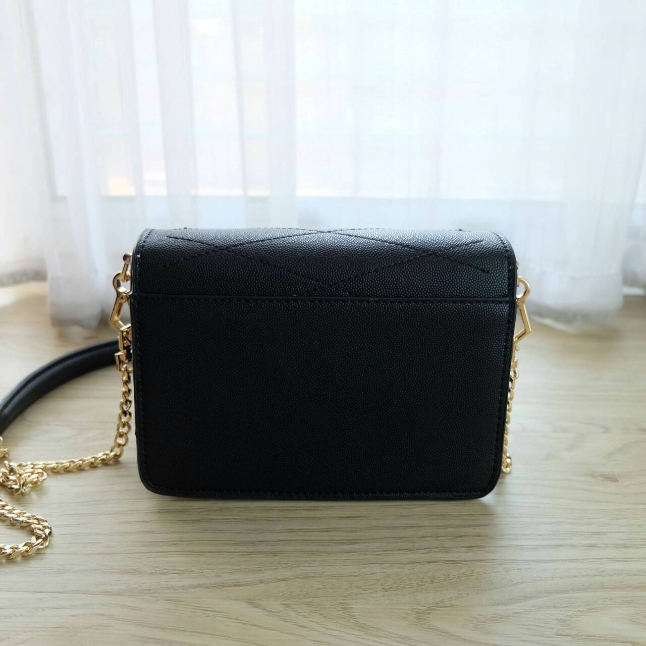 Charles & Keith Front Flap Crossbody Bag กระเป๋าสะพาย อยู่ทรง ขนาดกำลังดี วัสดุหนังลายคาเวียร์ ด้านในแบ่งเป็น 3 ช่องใหญ่ แยกเก็บของได้เป็นสัดส่วนค่ะ สายสะพายแบบโซ่ยาว 119 cm มีหนังรองบ่า สามารถถอดได้ค่ะ