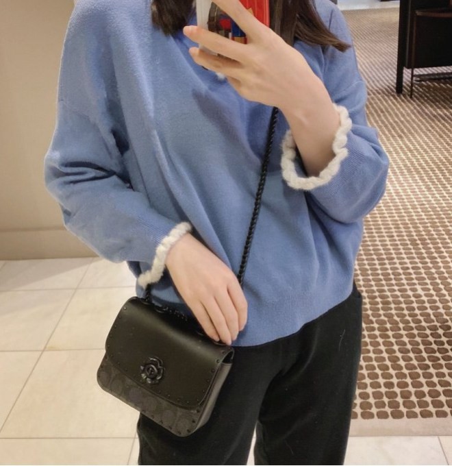 COACH C2462 MADISON SHOULDER BAG 16 IN SIGNATURE CANVAS WITH RIVETS กระเป๋าสะพายข้าง ไซส์กะทัดรัด พกพาง่าย น้ำหนักเบา ดีไซน์สวย โดดเด่นด้วยตัวล็อครูปดอกไม้ สีสันตกแต่งตัดกันกับลายซีอย่างลงตัว วัสดุหนังแคนวาสเคลือบลาย ภายในแบ่งสัดส่วนให้อย่างดี มาพร้อมสายส