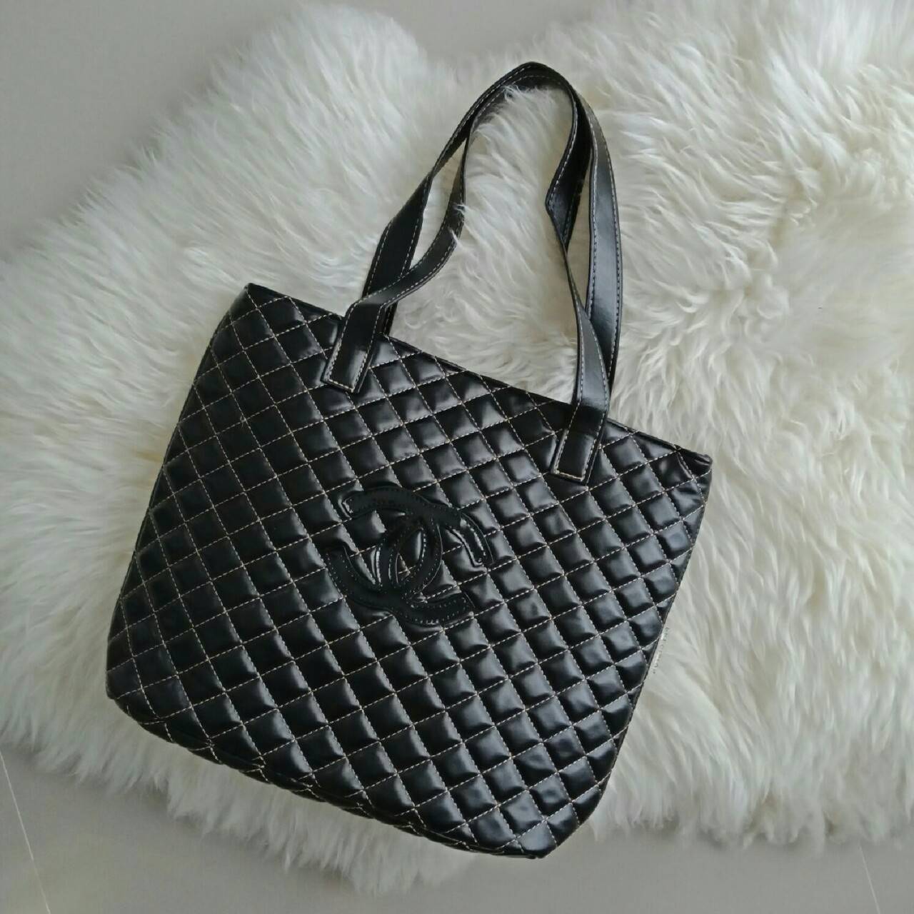 CHANEL LARGE VIP TOTE BAG สินค้าสมนาคุณจากงาน VIP GIFT แบรนด์ดังสุดหรูอย่าง CHANEL โดดเด่นด้วยตัวกระเป๋าขนาดใหญ่ จุของได้เยอะ วัสดุหนัง PU นิ่ม ด้านหน้าปักด้วยโลโก้ CC หนังแก้ว เปิดปิดด้วยกระดุมแม่เหล็ก ด้านในผ้าบุปั้มแบรนด์ชาแนล มีช่องใส่ของใหญ่ แถมแบ่งช