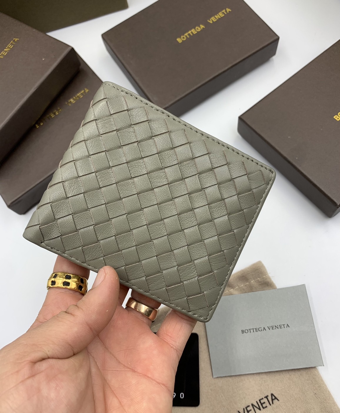 หนังแท้ BOTTEGA VENETA WALLET / BV Wallet พร้อมส่งที่ไทย กระเป๋าสตางค์ใบสั้นคุณผู้ชาย รุ่นตามหา มาเท่าไหร่ไม่เคยพอเลยค่า เป็นรุ่นคลาสสิกที่หยิบมาใช้งานได้บ่อยที่สุด งานหนังลูกวัวแท้ทั้งใบ ใช้ทนทานได้นาน ใช้ทนทานได้นานภาพสินค้าถ่ายจากงานขายจริง ใช้งานต่างป