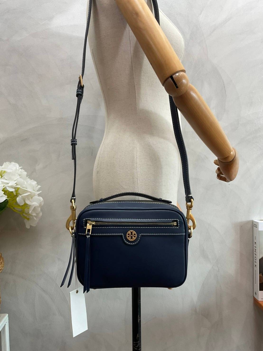 TORY BURCH T MONOGRAM JACQUARD CAMERA BAG กระเป๋าสะพาย Crossbody วัสดุหนังวัวแท้ การออกแบบเรียบง่าย ยังคงความหรูหราเอาไว้ โดดเด่นด้วยลวดลาย T Monogram มาพร้อมสายสะพายยาวแบบสปอร์ต ถอดออกได้ สายปรับระดับได้ ตอบสนองการใช้งานได้ดี มีหูหิ้วด้านบนสามารถใช้งานได