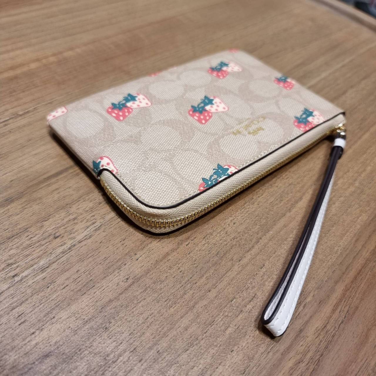 COACH 2972 CORNER ZIP WRISTLET IN SIGNATURE CANVAS WITH BUTTERFLY PRINT มาแล้วจ้า ไอเท็มสุดปัง!! ฮิตไม่เลิก!! พร้อมลวดลายสุดคิ้วท์ น่ารักน่าใช้ขึ้นไปอีก กระเป๋าคล้องมือ ขนาดเหมาะพกพา วัสดุหนังแคนวาส ภายในเป็นช่องโล่ง ใส่ธนบัตร หรือใส่บัตร ใส่เหรียญ ได้หมด