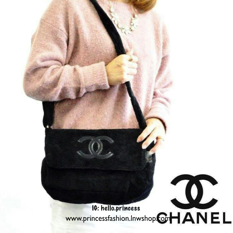 Chanel Beaute Crossbody Bag กระเป๋าถือหรือสะพายพรีเมี่ยมของเเท้จาก Chanel Cosmetic Counter VIP Gift รุ่นแนะนำวัสดุขนวูฟหนานุ่มตัดโลโก้แบรนด์หนังแก้วสวยโดดเด่น น้ำหนักเบา เปิดปิดด้วยฝาปิดกระดุมแม่เหล็ก ใบใหญ่กำลังดีใส่ ipad กระเป๋าสตางค์ใบยาว iphone เครื่อ