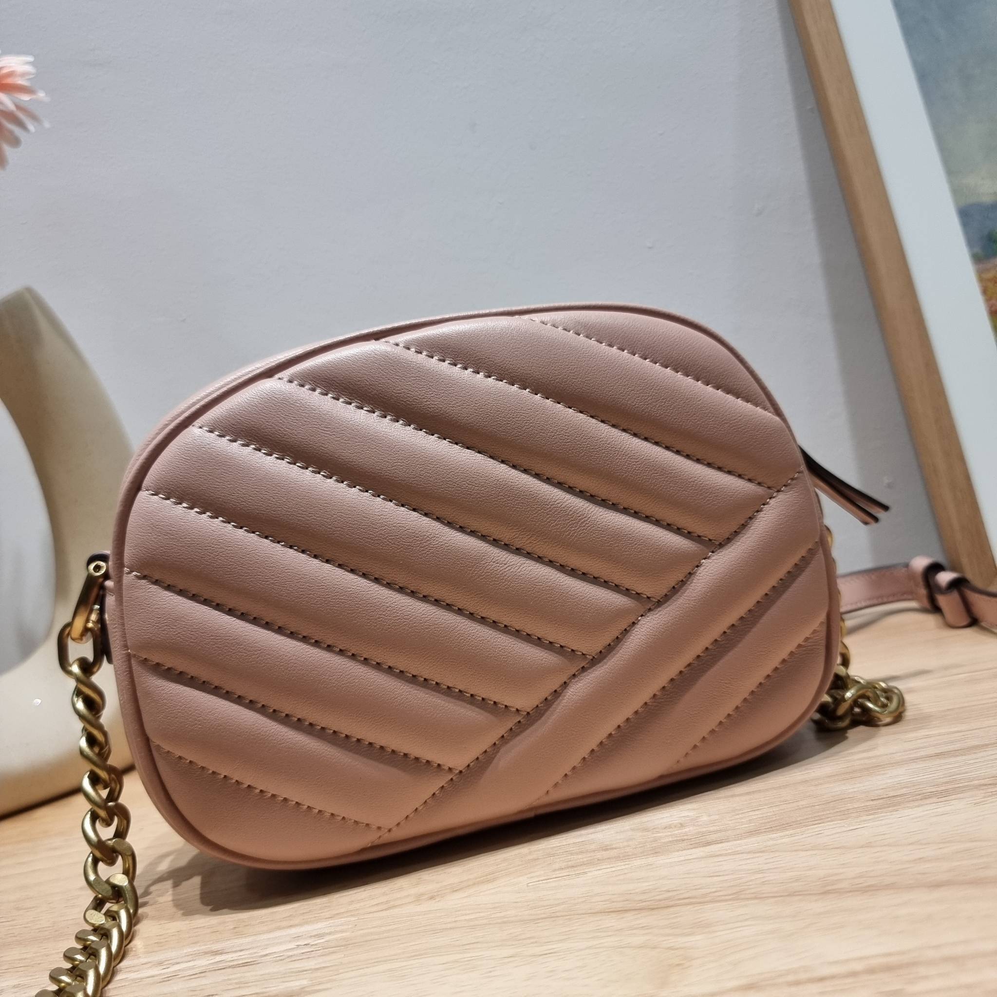 TORY BURCH KIRA CHEVRON SMALL CAMERA BAG / TORY CAMERA BAG / TORY BAG พร้อมส่ง 4 สี กระเป๋าสะพายทรงกล้อง ขนาดกะทัดรัด ไซส์สะพายคล่องตัว ดูหรู ลูกคุณหนู