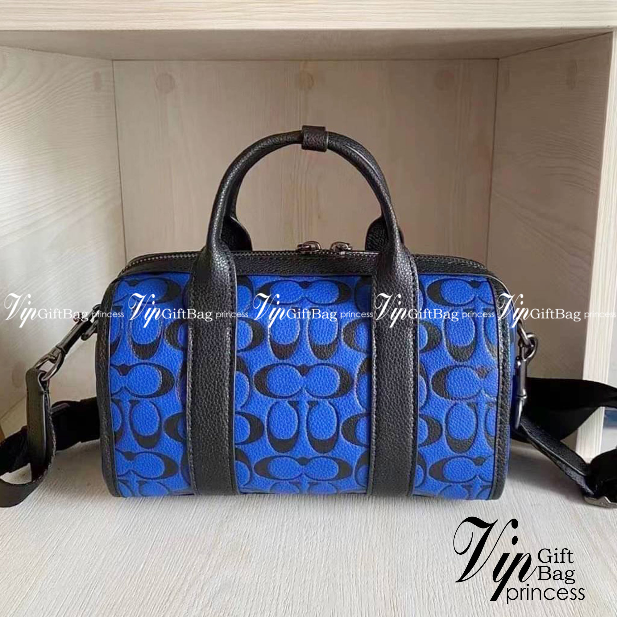 COACH GOTHAM DUFFLE / Coach Gotham 24 travelling bag handbag shoulder bag พร้อมส่ง กระเป๋าทรงหมอนรุ่นใหม่บ่าสุดปี 2022 รุ่นนี้สามารถใช้ได้ทั้งชาย//หญิง หนังแท้อย่างดี นิ่มทรงสวย มากๆค่ะ ภายในกระเป๋าสามารถใส่สัมภาระที่จำเป็นในชีวิตประจำวันได้ครบเลยค่ะ; มีช