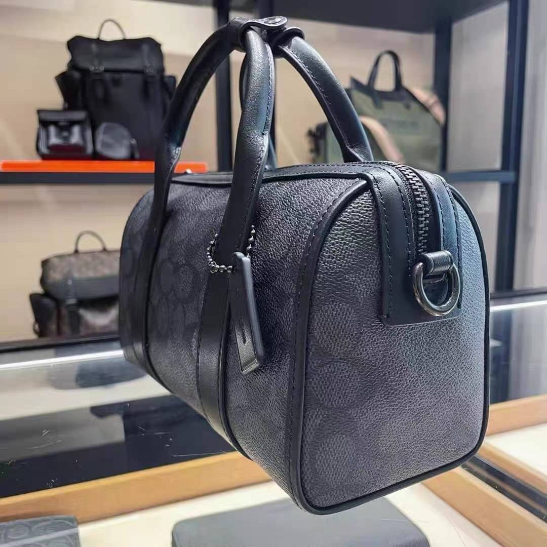 COACH GOTHAM DUFFLE 24 IN SIGNATURE CANVAS CA186 กระเป๋าทรงหมอนรุ่นใหม่สุด 2022 รุ่นนี้สามารถใช้ได้ทั้งชายหญิง หนังแท้อย่างดี นิ่มทรงสวย มากๆค่ะ เปิด-ปิดกระเป๋าแบบซิปคู่ด้านบนมีกระดุมรวบหูหิ้วให้ด้วยนะคะ ภายในกระเป๋าสามารถใส่สัมภาระที่จำเป็นในชีวิตประจำวั