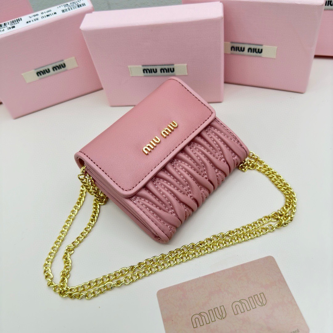 Miu Miu Quilted Wallet On Chain / MIU MIU Wallet Nappa Matelassé Leather กระเป๋าสตางค์หนังแนปป้า พร้อมสายสะพายอะไหล่ทอง