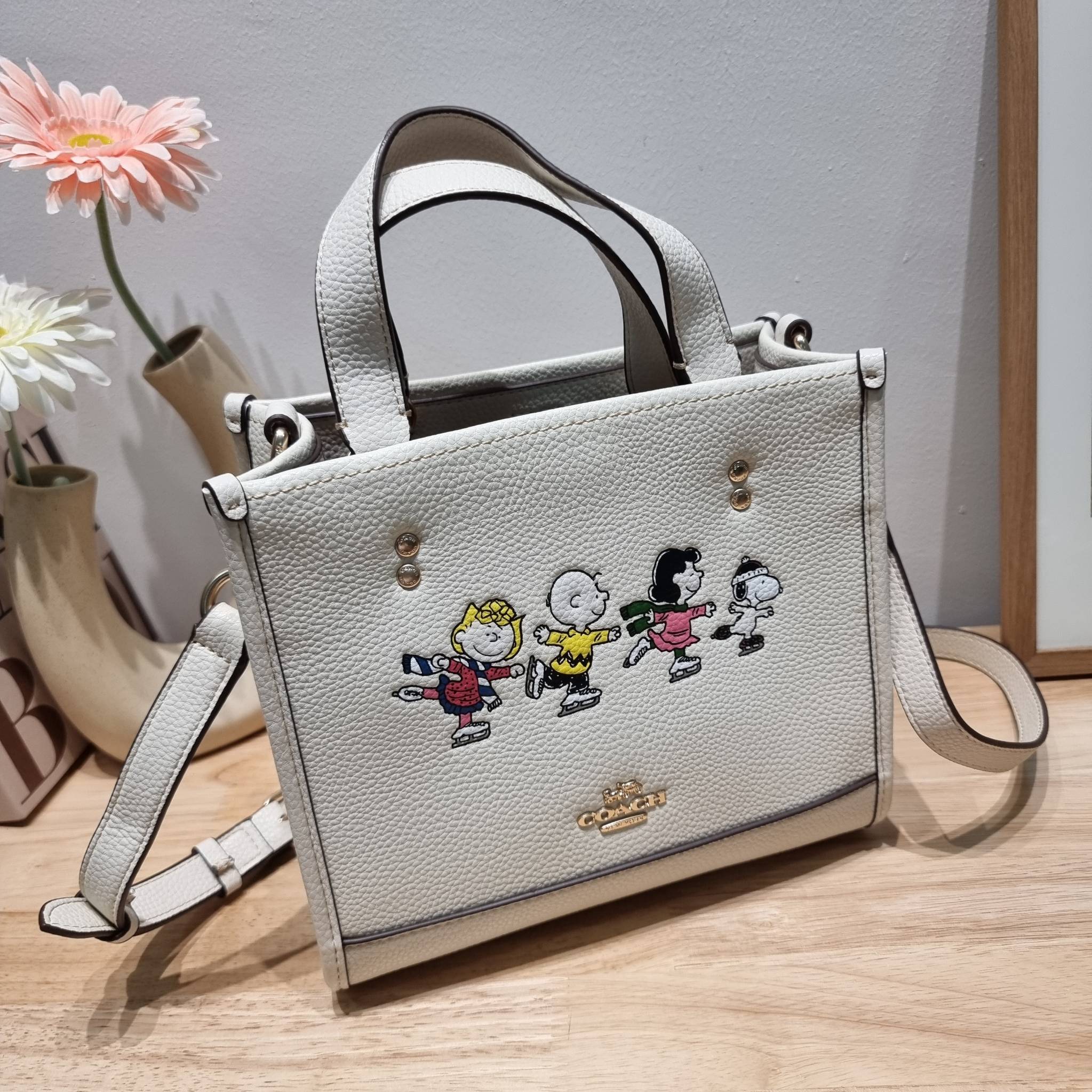Coach X Peanuts Dempsey Tote 22 With Snoopy And Friends Motif CE850 คอลเลคชั่นใหม่ น้องน่ารักเกินต้านไปมาก!! กับกระเป๋าทรงโท้ท ไซส์กำลังสวย ดีไซน์ ลายการ์ตูนยอดฮิต ที่ใครๆก็ต้องรู้จัก พิมพ์คมชัดลงบนหนัง pepble ผิวสัมน่าใช้ ปากกระเป๋ามีกระดุมแม่เหล็กปิดกัน