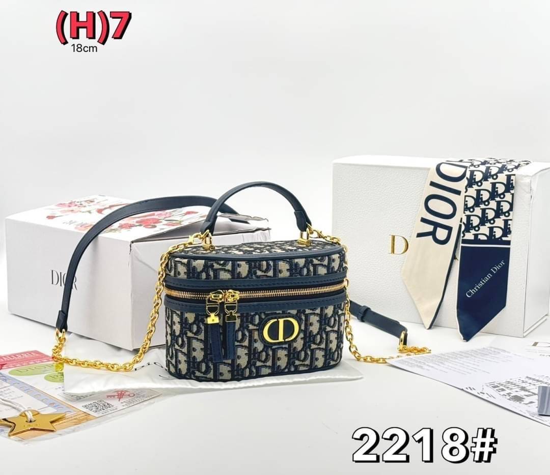 DIOR Mini 30 Montaigne Beauty Case Jacquard Oblique blue กระเป๋าถือ/สะพาย ใส่เครื่องสำอางค์ทรงกล่องสวย ใช้เป็น everyday bag ได้ทุกวัน พกของสำคัญก็ยังได้ ดีไซน์เป็นเอกลักษณ์