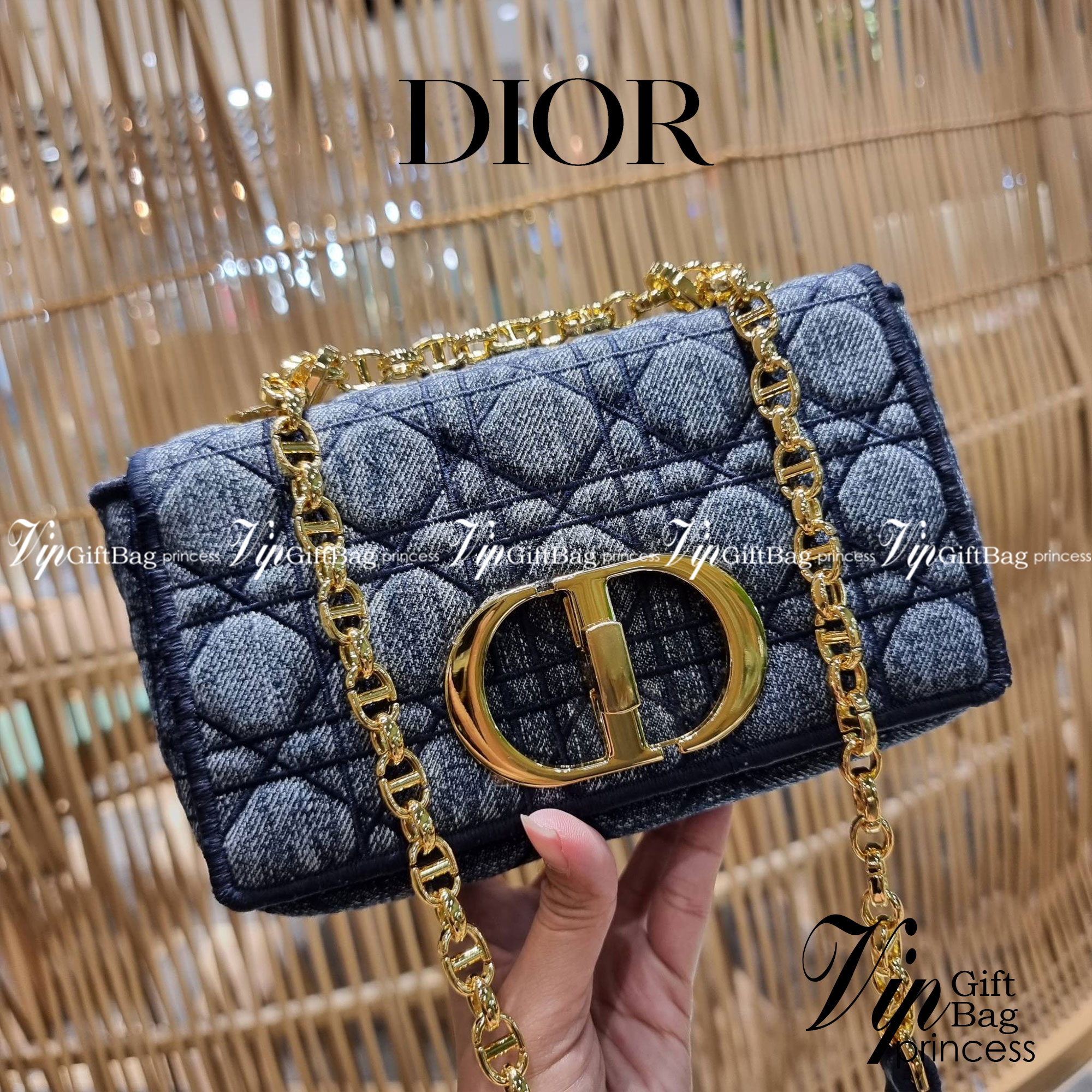 VIP CD SMALL CARO SHOULDER BAG / DIOR CARO / Dior Cruise 2021 Bag กระเป๋าสะพายข้างทรงสวย ดีไซน์ย้อนยุค ที่รอบนี้โดดเด่นเป็นเอกลักษณ์มากๆ ดีไซน์สีเดนิมคลาสสิค เปิด-ปิดด้วยอะไหล่บิดล็อค หรูหรา ใช้งานง่าย วัสดุผ้าเดนิมทนทาน ภายในเป็นช่องโล่ง มีช่องย่อย ด้านห