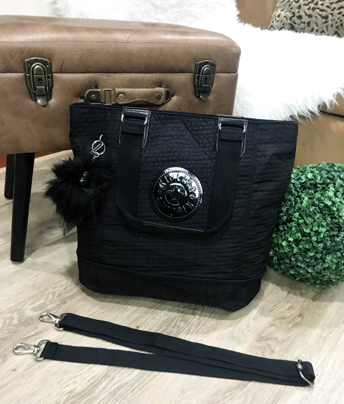 KIPLING SHOPPER BAG รุ่น Limited Rare items! สุดๆ วัสดุ Cotton+Polyester 100% ดีไซน์คลาสสิกมีลูกเล่นที่เทคเจอร์ตัวกระเป๋าสวยเป็นเอกลักษณ์เฉพาะของ Kipling หูหิ้วสะพายไหล่ได้ มือจับหูหิ้วเป็นหนังปั้มโลโก้ พวงกุญเเจลิงถอดเเยกใช้ได้ เปิดปิดด้วยซิป หัวซิปปั้มเ