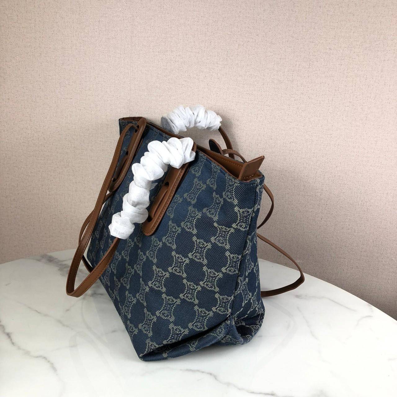 กระเป๋าสะพาย CELINE ซื้อ 1 ได้ถึง 2 ชิ้น เปิด - ปิดกระเป๋าด้วยซิป ด้านในโล่งกว้าง มีช่องซิป 1 ช่อง หูจับสูง 26 cm แถมกระเป๋าใบเล็กอีก 1 ใบ เปิด - ปิดด้วยซิป มาพร้อมสายสะพาย สามารถถอดและปรับได้ 3 ระดับค่ะ