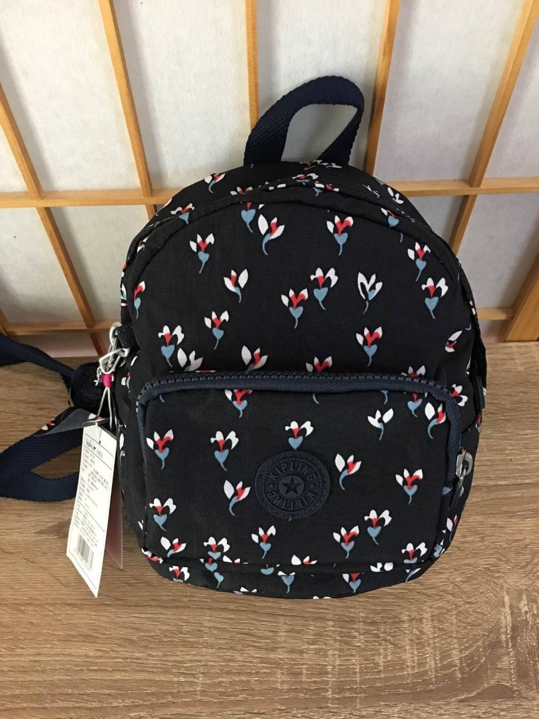 Kipling Mini K12673 กระเป๋าขนาดมินิ ใช้งานได้ถึง 3 แบบ ปรับเป็นเป้สะพายหลัง สะพายข้าง และมีหูหิ้ว ลวดลายสวยน่ารัก มีช่องเก็บหลายช่องแยกเก็บของจุกจิก ด้านข้างมีช่องโล่งไว้ใส่ของที่ต้องหยิบใช้บ่อยครั้ง สะพายได้กับสาวทุกลุคเลยค่ะ ไม่ควรพลาดเลยค่ะรุ่นนี้รีบจอ