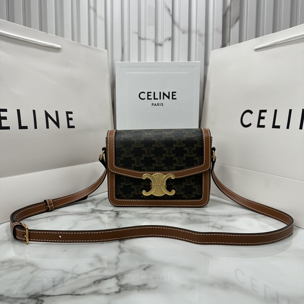 ORI หนังแท้ | 7" CELINE TRIOMPHE TEEN BAG in glossy leather กระเป๋าสะพายรุ่นยอดนิยม ถ่ายทอดให้เห็นถึงแก่นแท้ของสไตล์แบบ CELINE งานหนังเรียบเงาสวยหรูหรา