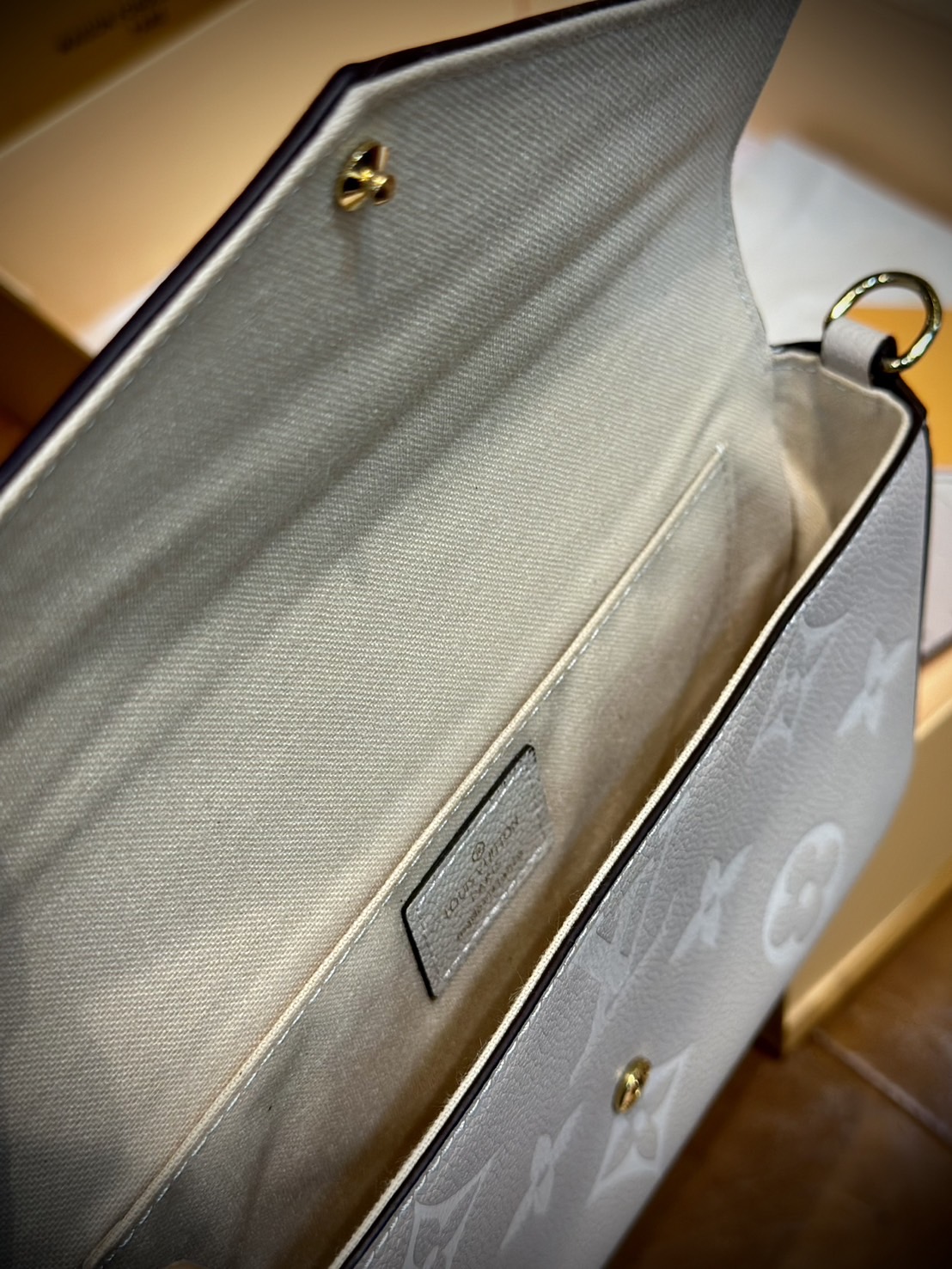 LV Felicie Pochette Monogram Empreinte Leather กระเป๋าทรงพอช มัลติฟังชั่น ครบทุกการใช้งาน สวยงามเหนือกาลเวลา มีใบนี้ใบเดียวคุ้มสุดเลยค่ะ