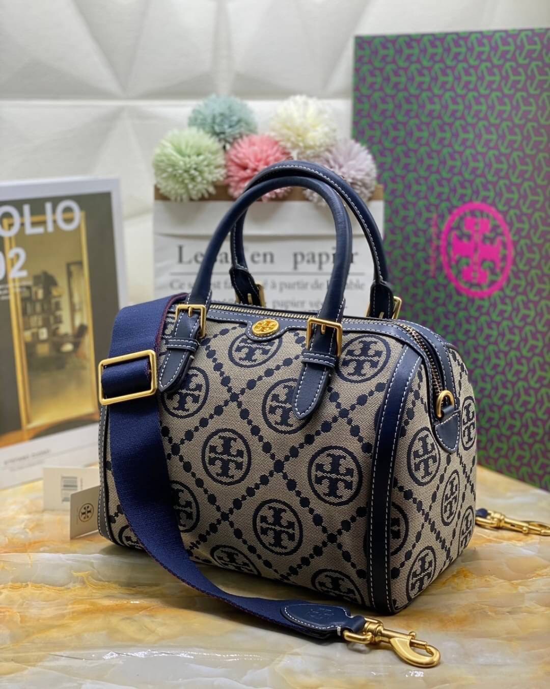 พร้อมส่งความสวย!!! medium TORY BURCH FACTORY MONOGRAM JACQUARD BOSTON BAG กระเป๋าถือหรือสะพายรุ่นใหม่ล่าสุดจาก TORY BURCH FACTORY วัสดุ Woven Jacquard & Leather ในลาย Jacquard คงเอกลักษณ์แบรนด์สวยอยู่ทรงดีไซน์โดดเด่นทรง Boston เปิดปิดด้วยซิปคู่สะดวกใช้ขนา