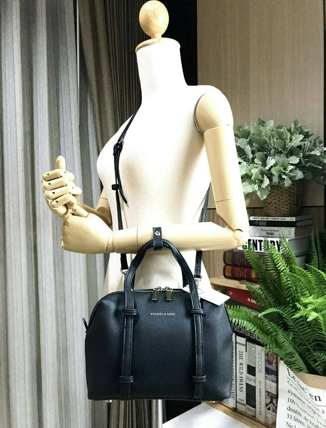 CHARLES & KEITH BOWLING BAG กระเป๋าถือหรือสะพายทรง Bowling วัสดุหนังแกะสังเคราะห์สวยอยู่ทรงขนาดกำลังดี น้ำหนักเบา หูจับถนัดมือ เปิดปิดด้วยซิปคู่สะดวกใช้ ภายในโล่งกว้าง มี1ช่องซิป พร้อมสายสะพายยาวถอดได้ปรับระดับได้ ภาพถ่ายจากสินค้าจริง ดีไซน์คลาสสิคสวยน่าใ